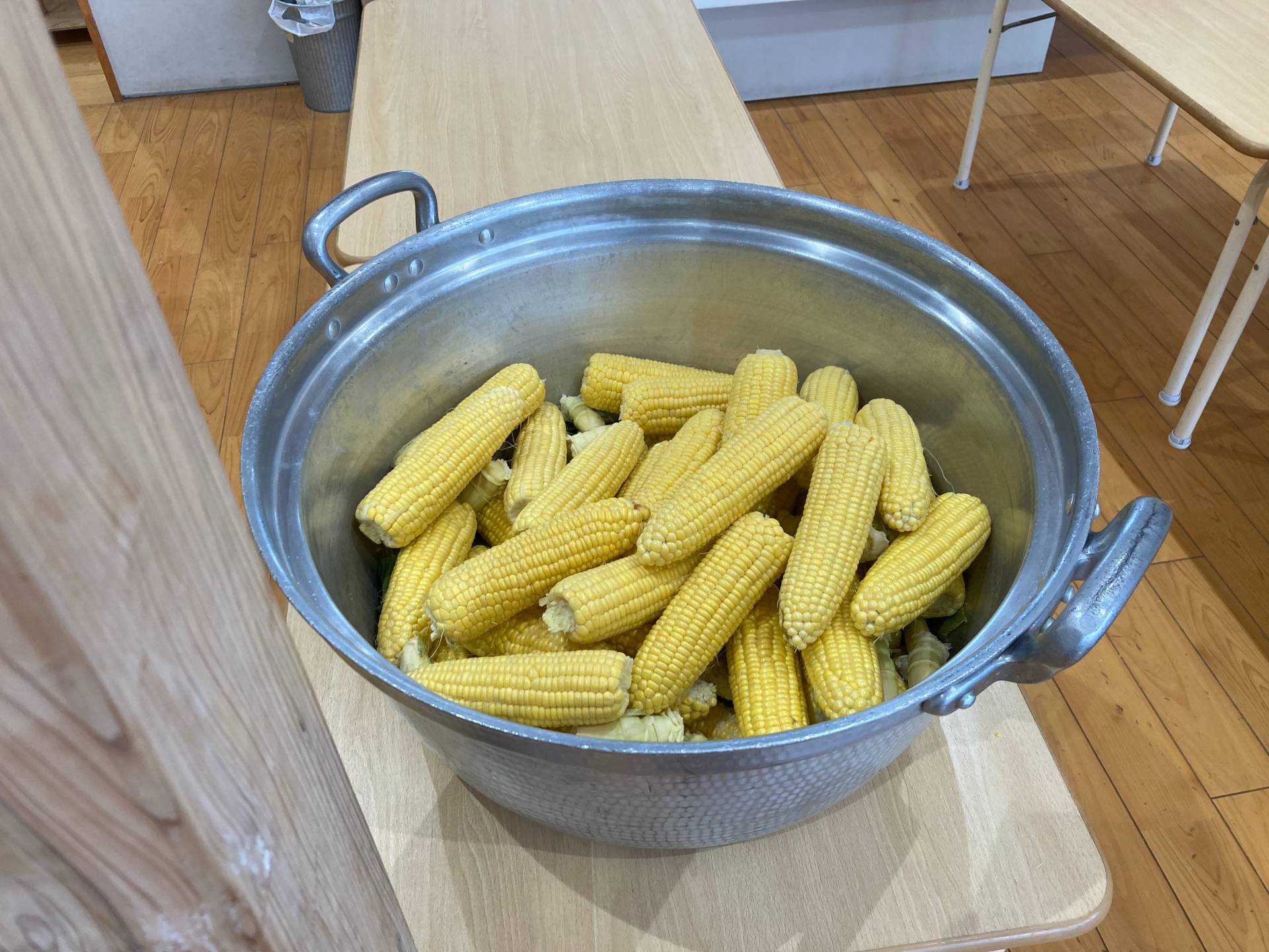 皮をむかれたとうもろこし