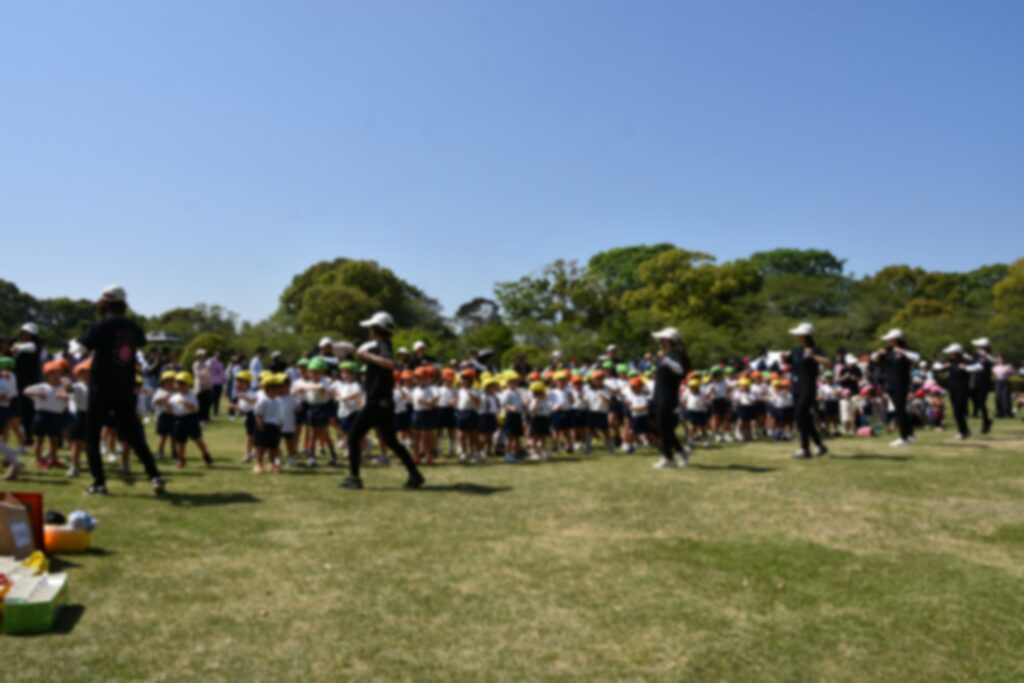 準備運動のダンスをする以上児さんたち①