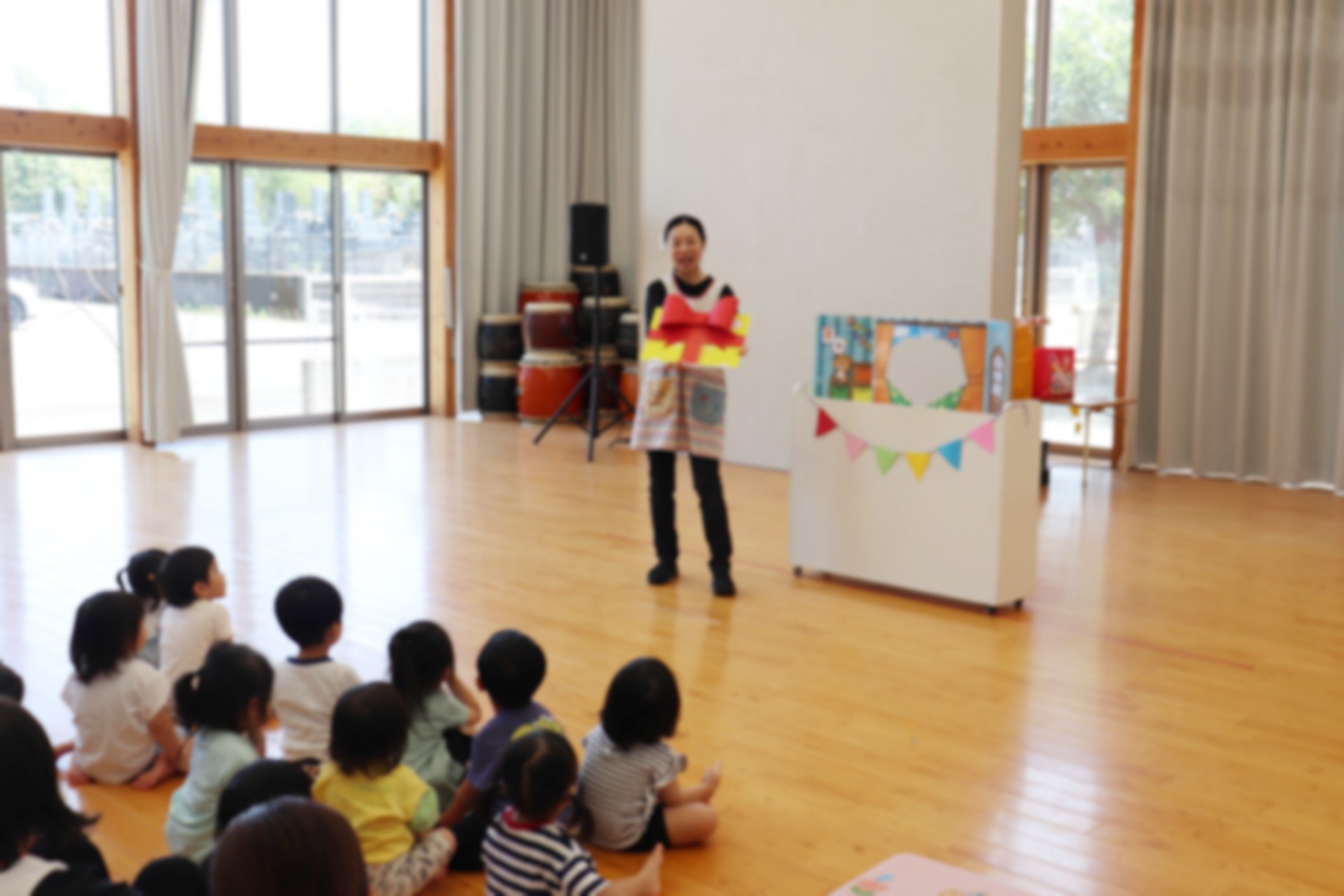 先生のお話を聞く未満児さんたち③