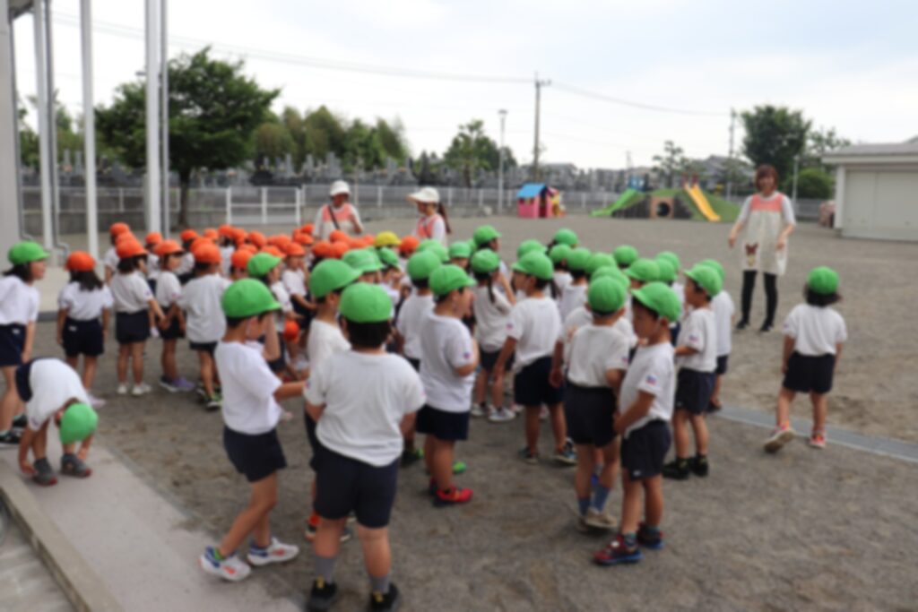 園庭に集まるすみれグループとゆりグループ