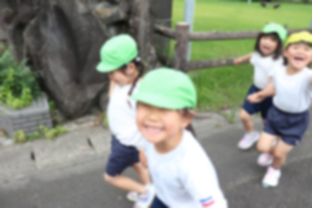 畑へ向かうすみれさん